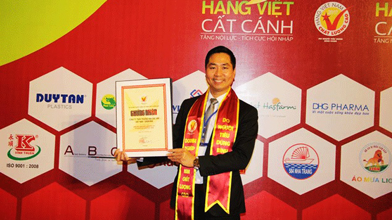 Giám đốc công ty DASAVINA – Nguyễn Bá Toàn nhận chứng nhận HVNCLC